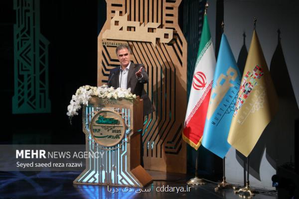 برنده جایزه مصطفی جایزه نقدی خودرا به دانشمندان جوان اهدا کرد